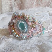 Mintfarbenes Spitzenarmband Manschette Haute-Couture bestickt mit Swarovski-Kristallen, böhmischen Glasperlen, Rocailles und Luzitblumen aus Harz
